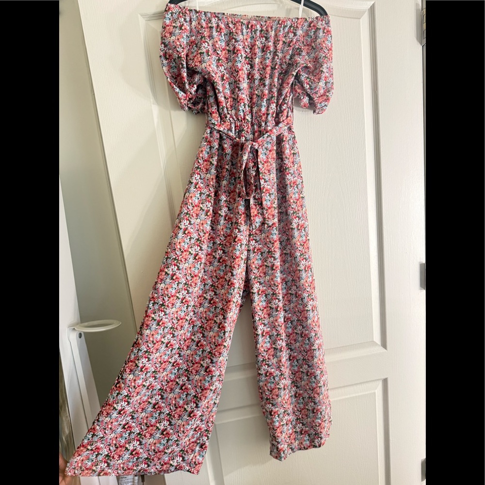 Short puff sleeved widelegged jumpsuit with belt